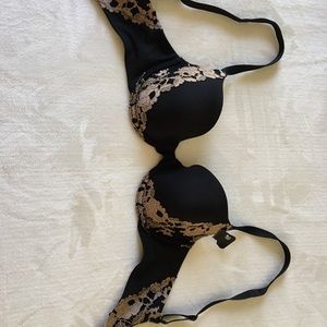 NWT Wacoal bra 853112 Embrace Lace 32c. Black